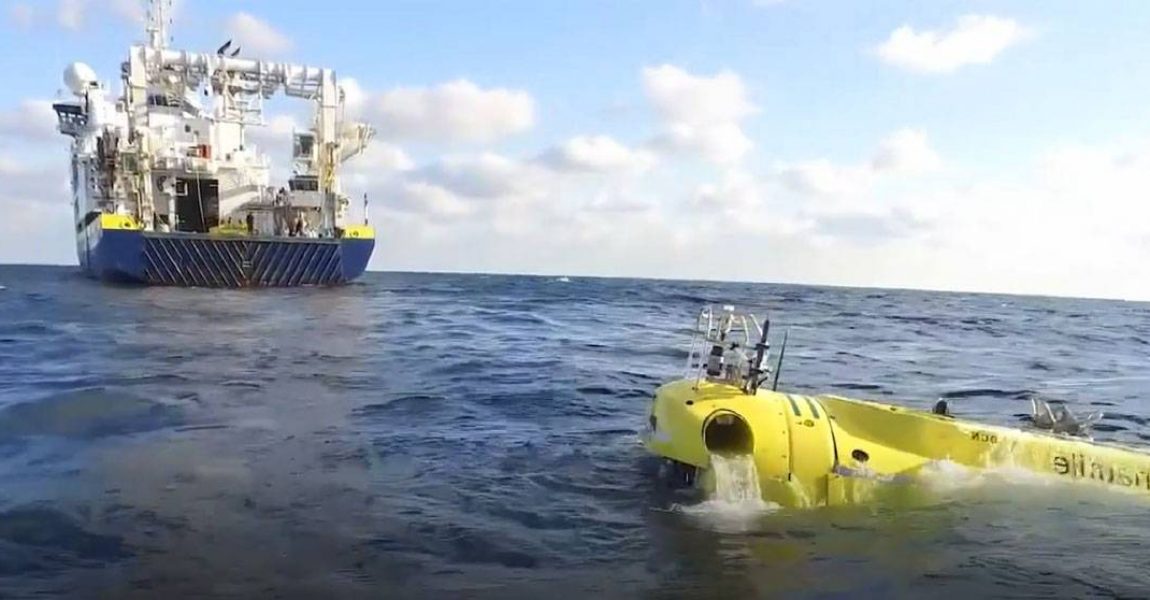 bateau de recherche scientifique et son module sous marin de plongée